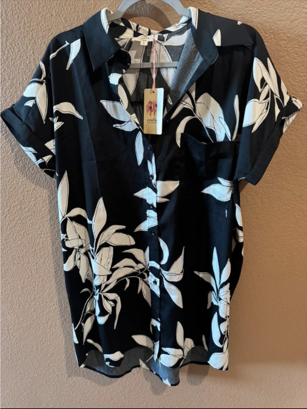 entro Black & White Floral Button-Down Shirt